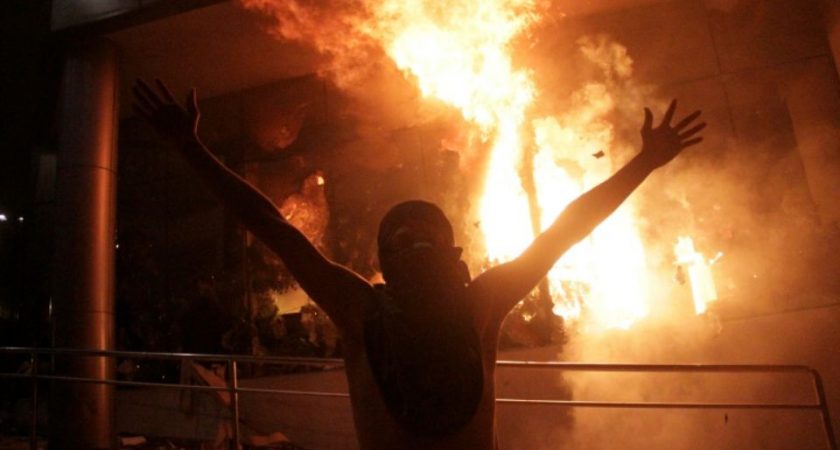 VIDÉO. Paraguay : des manifestants saccagent le siège du Parlement