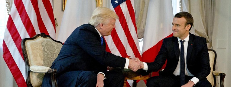 La France se passionne pour une poignée de main entre son président et Donald Trump
