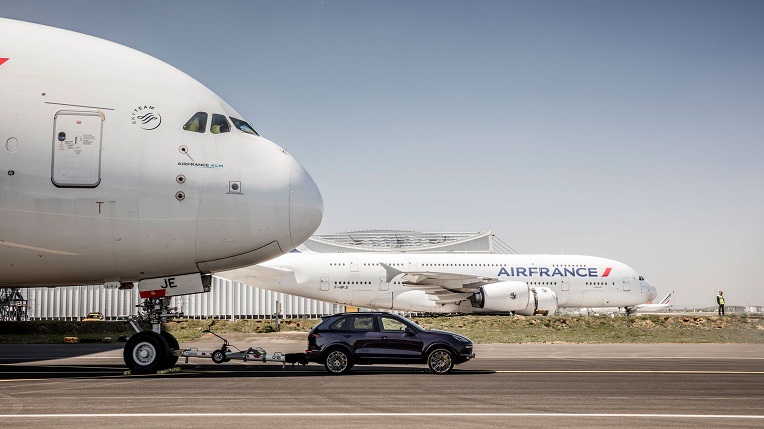 VIDÉO. Porsche Cayenne, la voiture capable de tracter l&rsquo;avion le plus lourd du monde