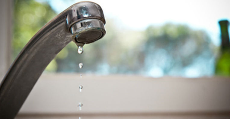 Crise de l’eau en Algérie : dessalement et forages, les 2 alternatives