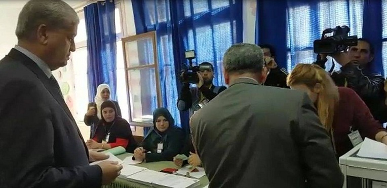 VIDÉO. Sellal vote dans la bonne humeur
