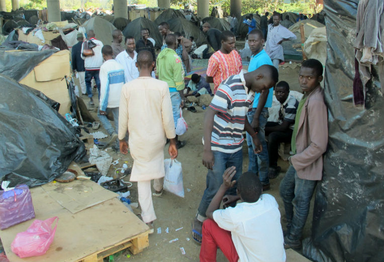 « Non aux Africains en Algérie » : le racisme anti-migrants s’affiche sur les réseaux sociaux