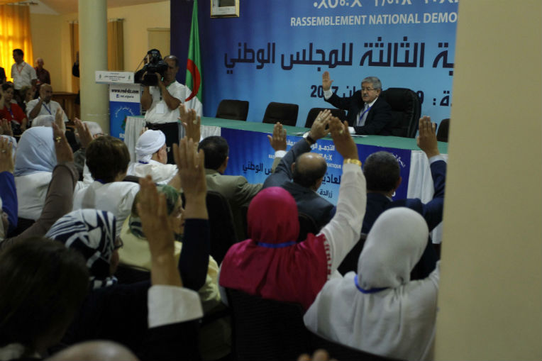 Ouyahia obtient le feu vert pour poursuivre la restructuration du RND