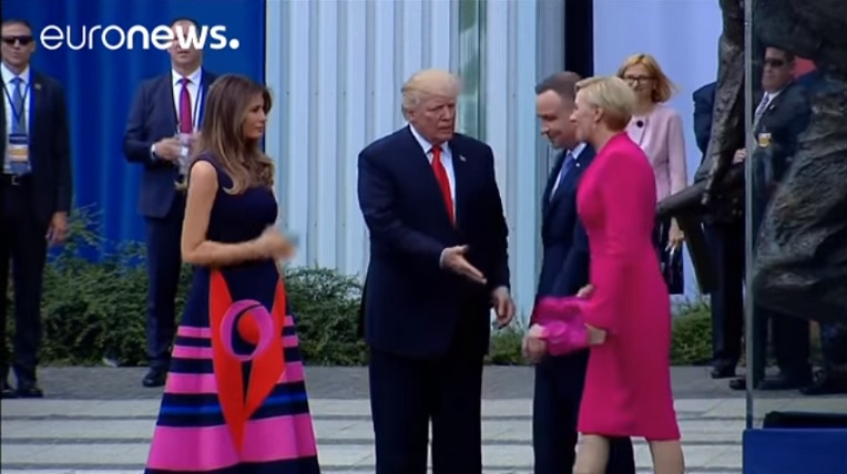 VIDÉO. Poignée de main ratée entre Trump et la première dame polonaise