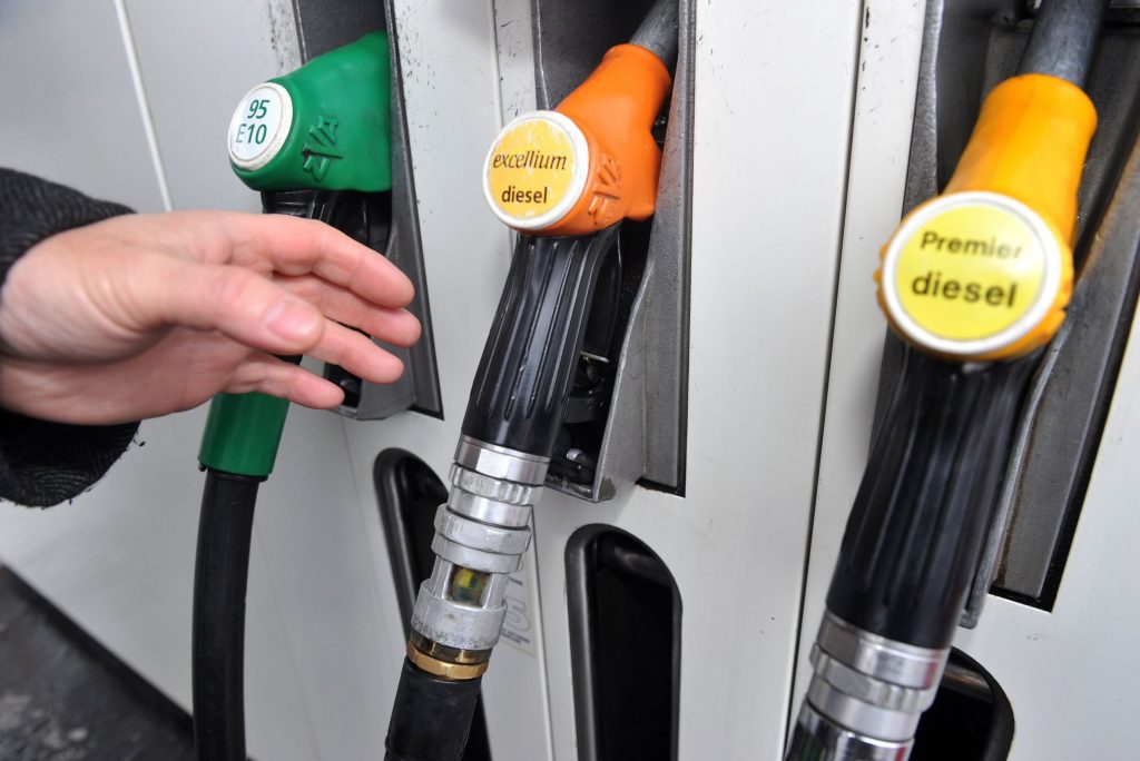 Les importations de carburants en forte hausse, les équipements industriels en baisse