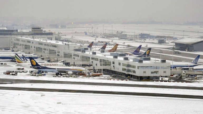 Neige et vents violents : des centaines de vols annulés en Europe