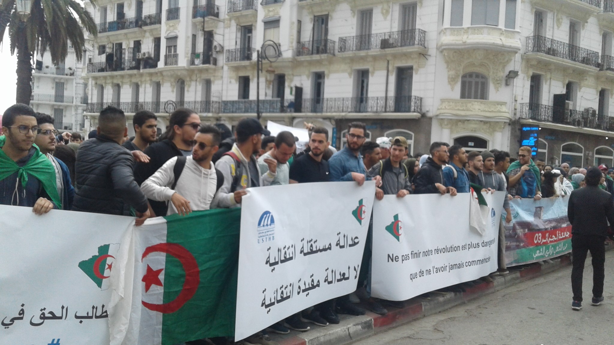 Nouvelle manifestation des étudiants à Alger : « Bensalah dégage, Bédoui dégage »