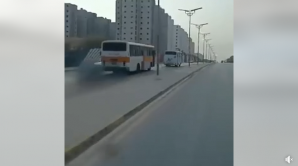 VIDÉO. Course effrénée de deux bus en sens inverse à Oran