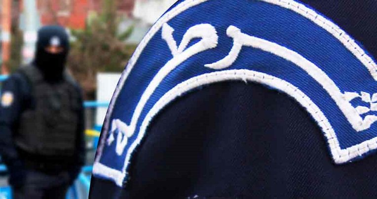 Un policier mortellement poignardé et un autre grièvement blessé