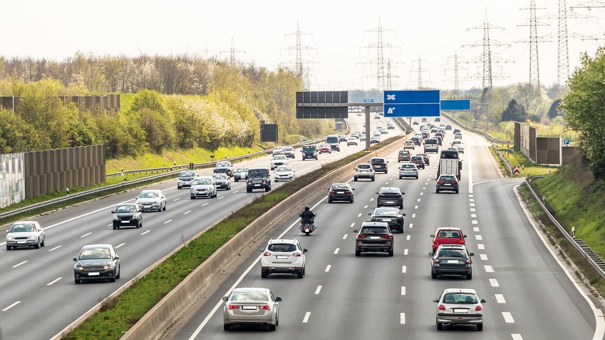 Scène incroyable d’un chauffeur courant derrière sa voiture sur l’autoroute (Vidéo)