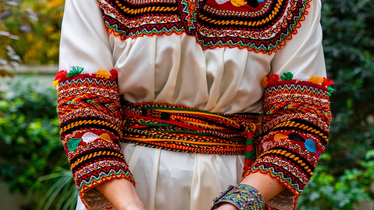 France : cette créatrice algérienne recycle les tenues kabyles oubliées