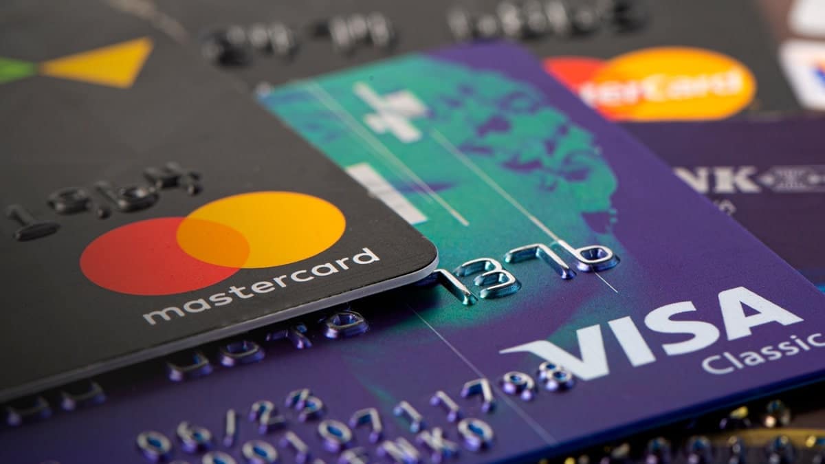 L’Algérie va autoriser l’utilisation des cartes Visa et Mastercard