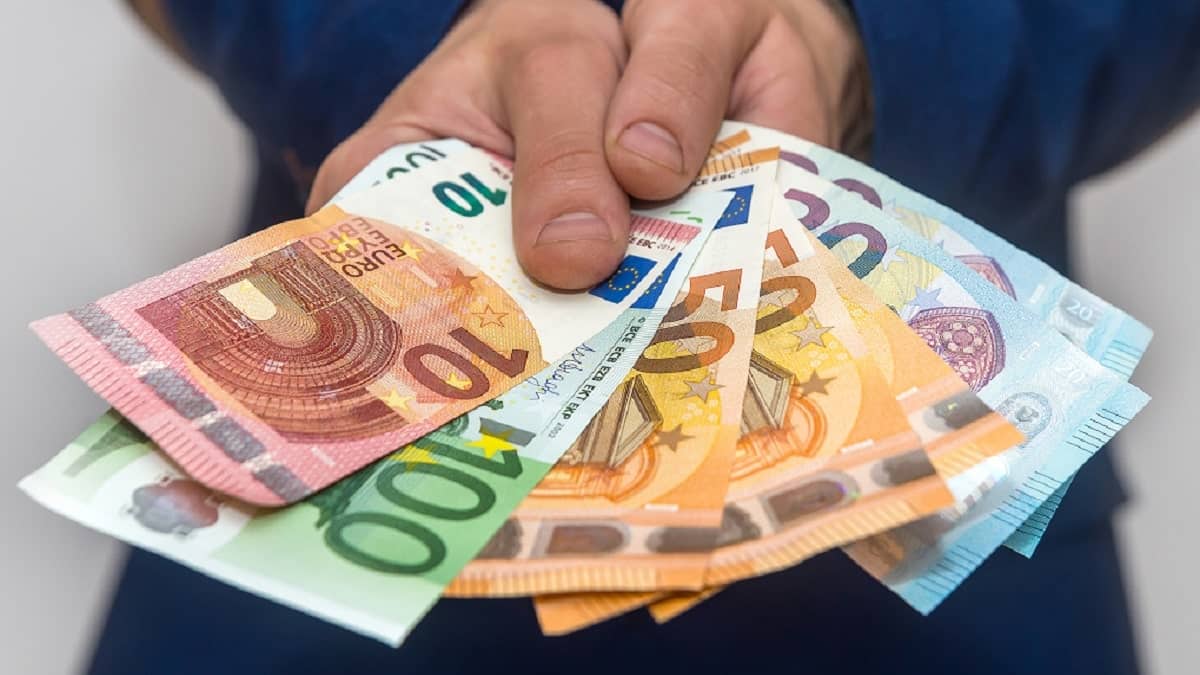 Dinar algérien : l’euro termine 2024 en hausse, voici les taux