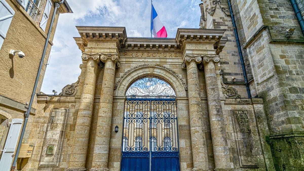 Titre de séjour : il conteste le refus implicite de sa préfecture et obtient gain de cause