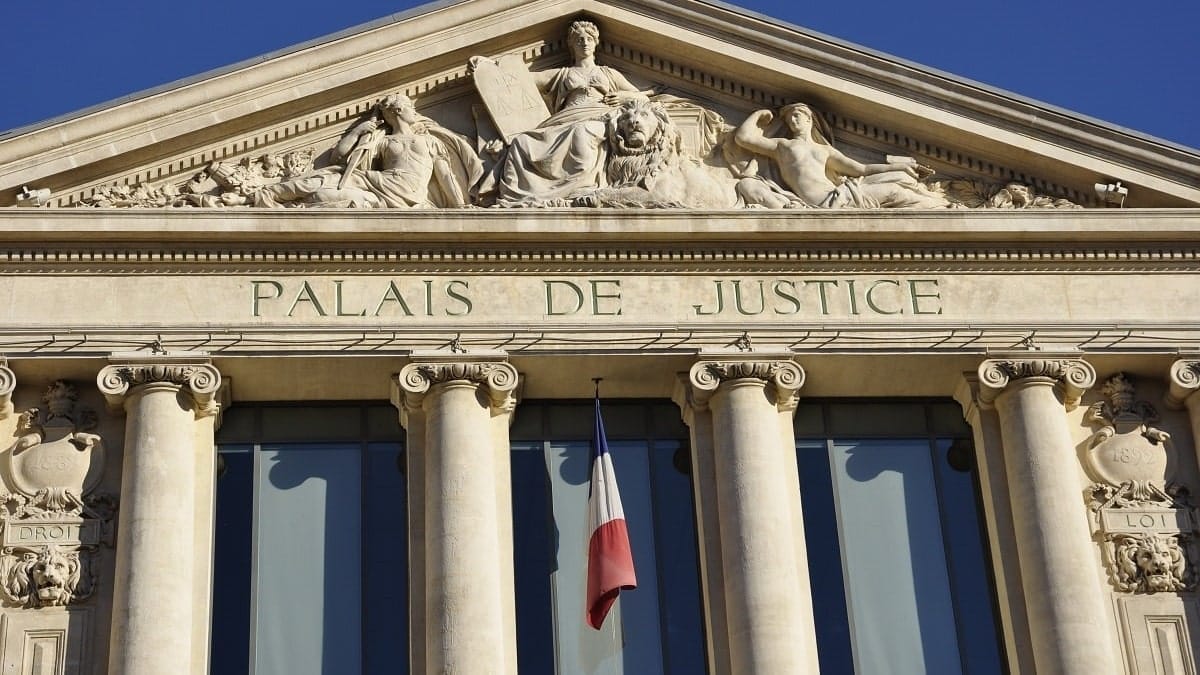 France : l&rsquo;OQTF d’un l’influenceur algérien provoque des tensions entre justice et gouvernement